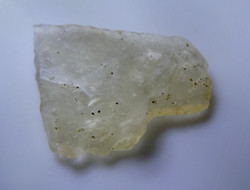 Ritka, természetes becsapódáskísérő Líbiai sivatagi üveg tektit, Krisztobalit zárványokkal. 1 gramm