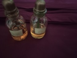 Két nagyon szép virágminta csiszolással díszített parfümös üveg