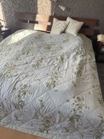 ‘Sanderson’ nagy méretü angol steppelt ágytakaró helleborusokkal