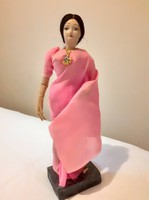 Kézzel készített indiai baba tradicionális ruhában