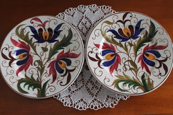 2 decorative plates for your town