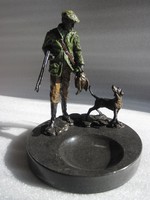 Bronz szobor - Vadász a kutyájával-hamutál