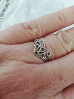 Eladó régi ezüst kézműves viktória mintás gyűrű!