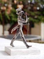 Johnnie Walker - patinázott fém szobor, márvány talpon