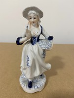 Capodimonte jellegű porcelán női figura virággal
