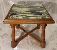 Padlásról, régi márványlapos kis asztal/virágtartó, keményfából faragott lábakkal 33x36x36 cm