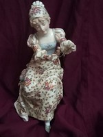 Special wonderfully detailed 18th century porcelain figurine