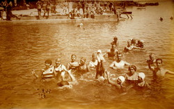 Antik BETTI fotó képeslap  Fürdőzők   Abbazia
