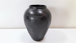 Fekete kerámia váza tulipános mintával