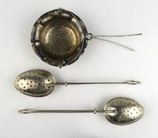 1H913 Régi ezüstözött lógatós teaszűrő és két teaszűrő kanál