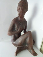 Nagyon szép hibátlan jelzett ülő női akt szobor.
