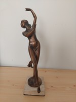 Táncoló női szobor