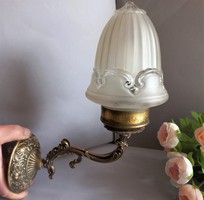 Mívesen kidolgozott bronz fali lámpa, gyönyörű csiszolt üveg búrával