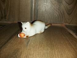 Zsolnay porcelán labdázó cica macska , nipp, figura, nosztalgia darab.