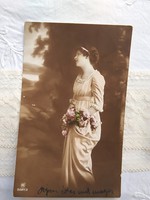 Antik kézzel színezett romantikus képeslap, hölgy virágokkal 1917