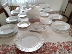 Makulátlan 33 darabos fehér Herendi porcelán étkészlet, madárfogós leveses tállal.