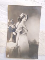 Antik fekete-fehér képeslap, szépséges hölgy estélyi ruhában 1912