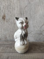 Labdán ülő cica figura - porcelán macska