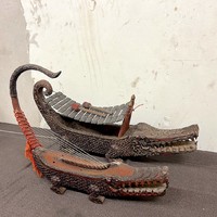 Antik krokodilos ütős hangszer és hárfa