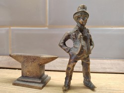 Tömör Réz bronz férfi figura szobor és egy üllő
