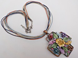 Vintage színes szövet nyaklánc virágos festett fém medállal