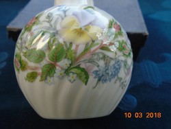 AYNSLEY WILD TUDOR (Vadvirágos Tudor) csavart bordázott váza