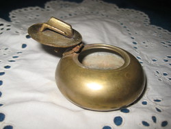 Antik ,  egyszemélyes patinás , réz hamutál  , 5,5 cm