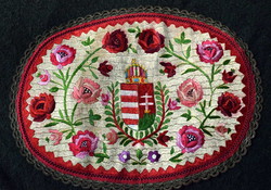 Hímzett magyar címer , selyemmel hímzett , antik , ritka matyó kézimunka 60 x 44 cm