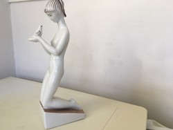 Zsolnay Török János által tervezett,lány madárral porcelán szobor