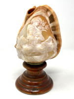 Olasz kézzel faragott tengeri csiga csigaház egyházi képpel: Szerzetes a kisdeddel- CZ