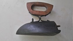 Nice wood handle iron core cast iron torpedo shape iron 1900k with nice original handle and core