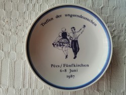 Német feliratú Hollóházi emlék falitányér, Treffen der ungarndeutschen  Pécs / Fünfkirchen  1987
