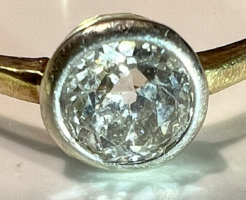 Button Briliáns Arany gyűrű, 0,6 Ct jó minőségű, régi csiszolású kővel.( 2 gramm)
