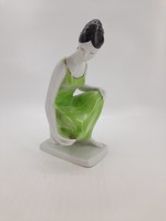 Hollóházi porcelán vízmerítő nő zöld ruhában