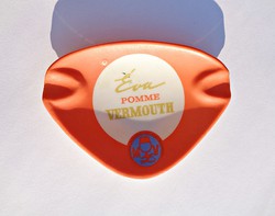 Éva Pomme Vermouth feliratú régi műanyag hamutartó