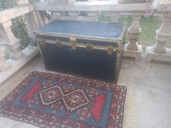 Chest + carpet for sale