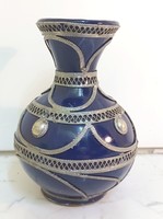 Kék kerámia váza cizellált fém díszítéssel. 15 cm.