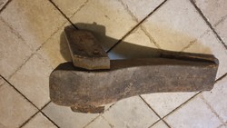 Antique horseshoe cleaning nail pad