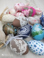 16 db csipke rátétes textillel bevont és kékfestő tojás egyben húsvéti dísztárgy csomag+háncskosár