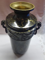Egyedi, fém vasalattal díszített különleges váza