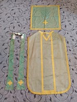 Egyszerű, paszománnyal díszített, antik zöld miseruha