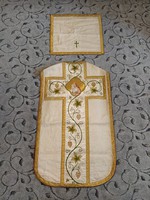 Tűfestéses hímzésű, antik fehér miseruha