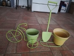 Flowerpots with tricycle spade