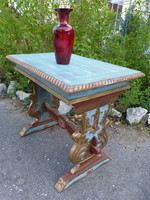 Renaissance stil small table.