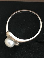 Modern white gold ring with true pearls