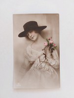 Régi képeslap fotó levelezőlap hölgy rózsa
