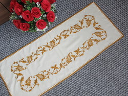 Runner embroidered with sophisticated silk thread