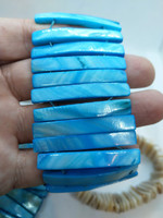 Világoskék színű gyöngyház kagyló gumis karkötő kék