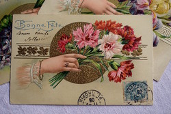 Antik dombornyomott üdvözlő képeslap sorozatból virágot tartó kéz  szegfű