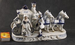 Jelzett porcelán barokk hintó figurákkal 219